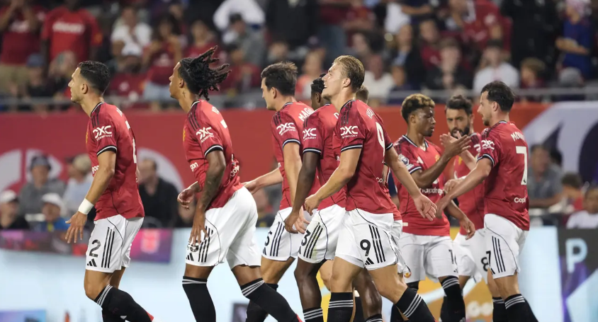 Para pemain Manchester United merayakan gol yang dilesakkan ke gawang Bournemouth pada uji coba Premier League Summer Series melawan AFC Bournemouth, Kamis (31/7/2025). (Patrick McDermott AFP)