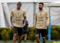 Rodrigo De Paul (kiri) saat bersama Lionel Messi di Timnas Argentina. Foto: Getty Images/Daniel Jayo