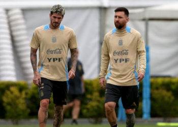 Rodrigo De Paul (kiri) saat bersama Lionel Messi di Timnas Argentina. Foto: Getty Images/Daniel Jayo
