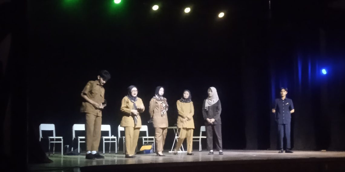 Kisah Guru Ideal di Tengah Kacau Balau Pendidikan, Teater Mahasiswa UNPAS Bikin Merinding. (Youngki/pasjabar)