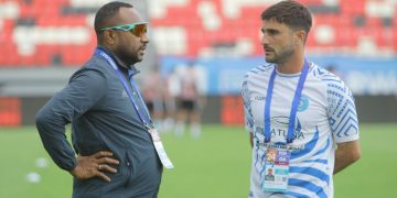 (kiri) Presiden Klub PSBS Biak, Yan Mandenas. (PSBS Biak)