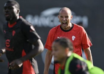 Pelatih AC Milan, Massimiliano Allegri, menghadapi masalah indisipliner salah satu pemainnya menjelang kompetisi 2025-2026 dimulai. (STEFANO RELLANDINI/AFP)