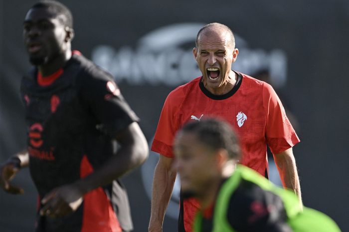 Pelatih AC Milan, Massimiliano Allegri, menghadapi masalah indisipliner salah satu pemainnya menjelang kompetisi 2025-2026 dimulai. (STEFANO RELLANDINI/AFP)