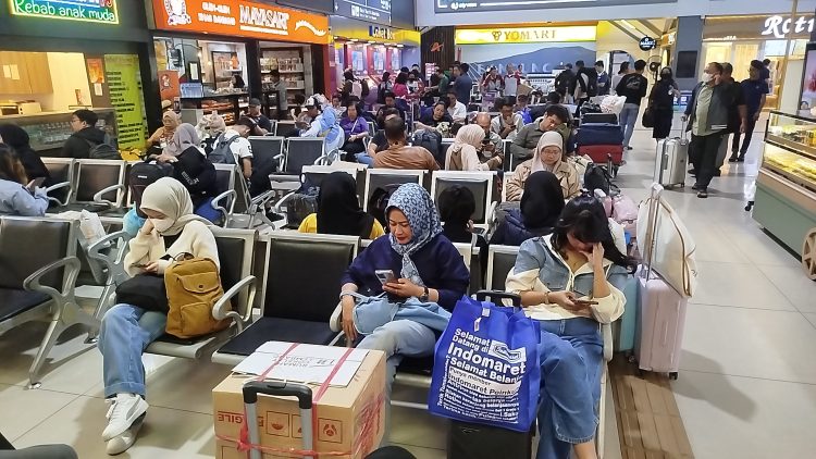 Ribuan penumpang padati Stasiun Bandung saat libur panjang HUT RI. Diskon tiket KAI 80% bikin arus mudik & wisata makin ramai. (Uby/pasjabar)