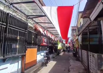 Warga Gang Suka Negla, Bandung, bentangkan bendera Merah Putih 150 meter di atas gang sempit untuk semarakkan HUT RI ke-80. (Uby/pasjabar)