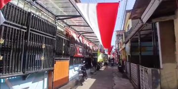 Warga Gang Suka Negla, Bandung, bentangkan bendera Merah Putih 150 meter di atas gang sempit untuk semarakkan HUT RI ke-80. (Uby/pasjabar)