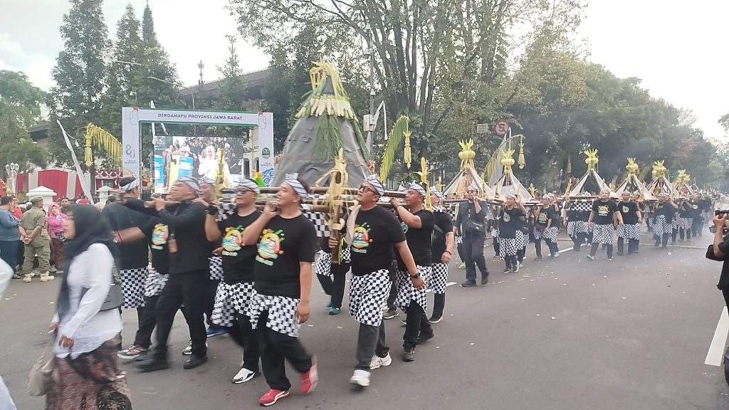 Ribuan warga tumpah ruah di Bandung merayakan HUT Jawa Barat ke-80. (Uby/pasjabar)