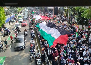 Ribuan warga Bandung gelar aksi bela Palestina dengan longmarch 7 km, membentangkan bendera raksasa dan menyerukan boikot produk Israel. (Uby/pasjabar)