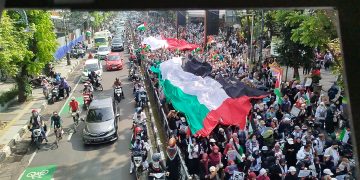 Ribuan warga Bandung gelar aksi bela Palestina dengan longmarch 7 km, membentangkan bendera raksasa dan menyerukan boikot produk Israel. (Uby/pasjabar)