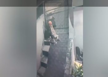 Maling sepatu di Bandung terekam CCTV! Dalam 5 menit, pelaku gasak 16 pasang sneakers dari kosan dengan kerugian Rp3 juta. (Uby/pasjabar)