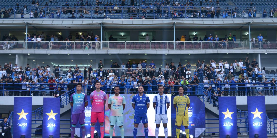 jersey Persib musim ini mengusung tema 'City of Champions'.(Foto: Official Persib)