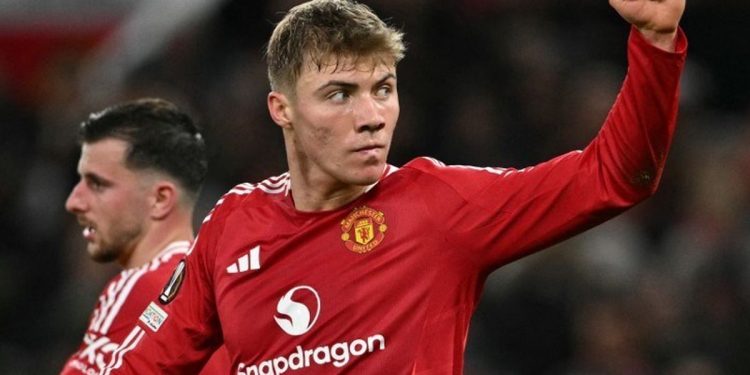 Penyerang Manchester United, Rasmus Hojlund, mendapatkan godaan dari AC Milan usai menegaskan ingin bertahan di Old Trafford. (Photo by Oli SCARFF / AFP)(AFP/OLI SCARFF)