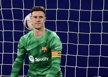 FC Barcelona mengumumkan pencabutan sementara ban kapten Marc-Andre ter Stegen (33) setelah membuka proses disipliner terhadap kiper asal Jerman tersebut.(AFP/ANDER GILLENEA)