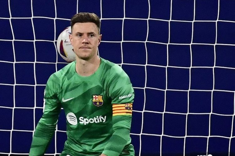 FC Barcelona mengumumkan pencabutan sementara ban kapten Marc-Andre ter Stegen (33) setelah membuka proses disipliner terhadap kiper asal Jerman tersebut.(AFP/ANDER GILLENEA)