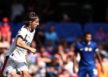 Gelandang Kroasia Luka Modric berlari dengan bola dalam pertandingan persahabatan antara Chelsea vs AC Milan di Stamford Bridge di London pada 10 Agustus 2025. (Foto oleh HENRY NICHOLLS / AFP)(AFP/HENRY NICHOLLS)