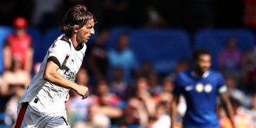 Gelandang Kroasia Luka Modric berlari dengan bola dalam pertandingan persahabatan antara Chelsea vs AC Milan di Stamford Bridge di London pada 10 Agustus 2025. (Foto oleh HENRY NICHOLLS / AFP)(AFP/HENRY NICHOLLS)