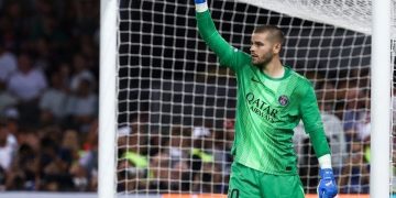 Kiper baru Paris Saint-Germain, Lucas Chevalier, melakukan blunder pada laga debutnya saat menghadapi Tottenham Hotspur di Piala Super Eropa 2025. Laga Piala Super Eropa 2025 PSG vs Tottenham diadakan di Stadio Friuli, Udine, Italia pada hari Kamis (14/8) pukul 02.00 WIB.(AFP/FRANCK FIFE)