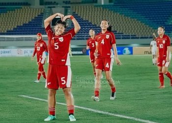 Pemain Timnas Putri U16 Indonesia Syafia Tristalia Chorlienka selebrasi usai mencetak gol ke gawang Timor Leste pada laga babak penyisihan Grup A ASEAN U16 Championship 2025 Putri yang verakhir dengan skor 6-0 di Stadion Manahan Solo, Rabu (20/8/2025) malam.(Instagram @timnasindonesia)