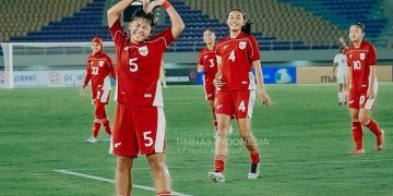 Pemain Timnas Putri U16 Indonesia Syafia Tristalia Chorlienka selebrasi usai mencetak gol ke gawang Timor Leste pada laga babak penyisihan Grup A ASEAN U16 Championship 2025 Putri yang verakhir dengan skor 6-0 di Stadion Manahan Solo, Rabu (20/8/2025) malam.(Instagram @timnasindonesia)