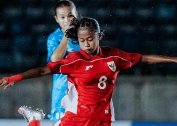 Aksi gelandang Timnas Putri U20 Indoneisa, Shifana Rizka Nadhifa saat melawan India di Kualifikasi Piala Asia U20 Wanita 2026, pada Rabu (6/8/2025) malam WIB. (Twitter @TimnasIndonesia)