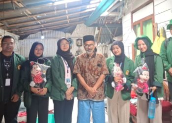 Setia Menjahit Boneka, Undang Sukarna Tetap Berkarya di Usia 60 Tahun