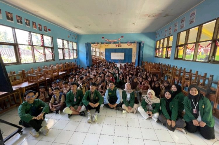 Sosialisasi Literasi Warnai Kegiatan KKN-T Unpas di SMPN 3 Bayongbong