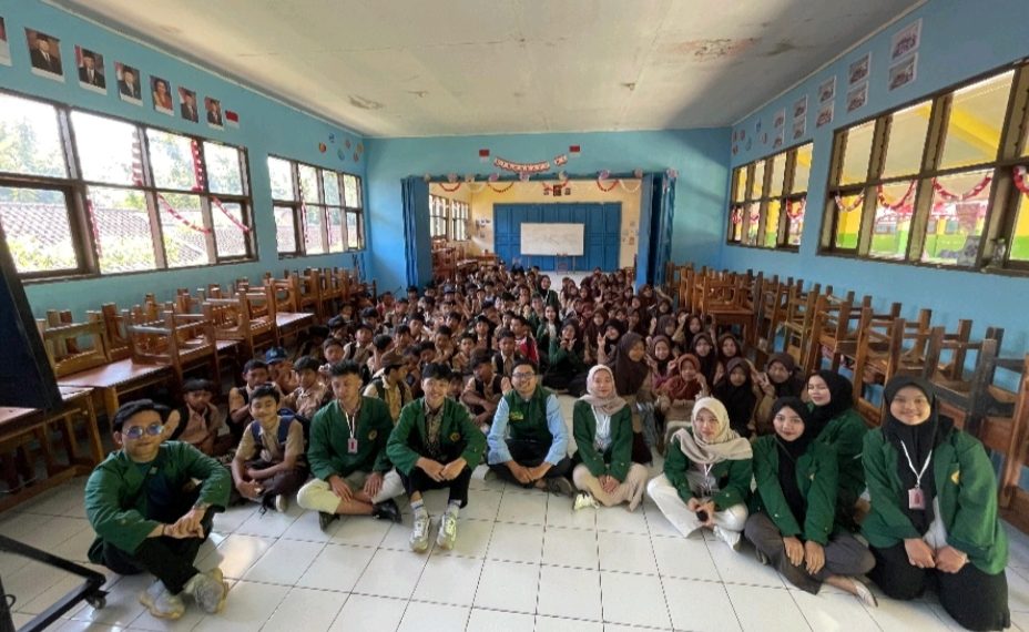 Sosialisasi Literasi Warnai Kegiatan KKN-T Unpas di SMPN 3 Bayongbong