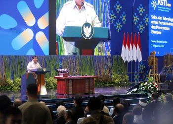 PRESIDEN Prabowo Subianto memberikan arahan saat acara Konvensi Sains Teknologi dan Industri Indonesia (KSTI) 2025 di Sasana Budaya Ganesha (Sabuga), Institut Teknologi Bandung (ITB), Jalan Tamansari, Kota Bandung, Kamis (7/8/2025). (Eci/pasjabar)