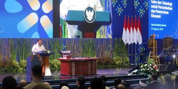 PRESIDEN Prabowo Subianto memberikan arahan saat acara Konvensi Sains Teknologi dan Industri Indonesia (KSTI) 2025 di Sasana Budaya Ganesha (Sabuga), Institut Teknologi Bandung (ITB), Jalan Tamansari, Kota Bandung, Kamis (7/8/2025). (Eci/pasjabar)