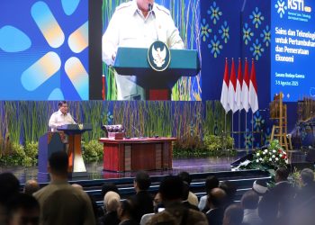 PRESIDEN Prabowo Subianto memberikan arahan saat acara Konvensi Sains Teknologi dan Industri Indonesia (KSTI) 2025 di Sasana Budaya Ganesha (Sabuga), Institut Teknologi Bandung (ITB), Jalan Tamansari, Kota Bandung, Kamis (7/8/2025). (Eci/pasjabar)