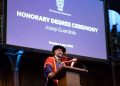 Pelatih Manchester City, Josep ‘Pep” Guardiola berpidato membela Palestina saat penganugrahan gelar Honoris Causa. (Foto: The University of Manchester via manchestereveningnews).