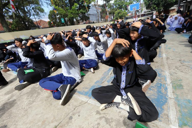 Simulasi Penanganan Gempa