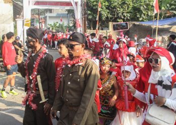 Warga RT02 RW01 Cibeber Cimahi meriahkan HUT RI ke-80 dengan gerak jalan santai dan karnaval kostum unik penuh kebersamaan, Minggu (17/8/2025). (Ist/pasjabar)