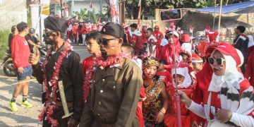 Warga RT02 RW01 Cibeber Cimahi meriahkan HUT RI ke-80 dengan gerak jalan santai dan karnaval kostum unik penuh kebersamaan, Minggu (17/8/2025). (Ist/pasjabar)