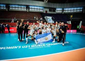 Para pemain timnas voli putri Argentina yang belum terkalahkan pada penyisihan Pul A Kejuaraan Dunia Voli U-21 2025 di Surabaya. (VOLLEYBALWORLD.COM)