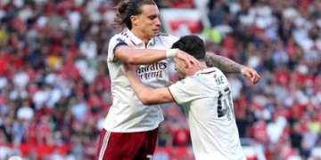 selebrasi pemain Arsenal, Riccardo Calafiori usai membobol gawang Manchester United yang dikawal Altay Bayindir. (instagram/@arsenal)