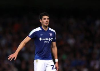 Elkan Baggott ikut bermain di posisi bek kiri saat Ipswich Town mengalami kekalahan di laga pramusim pertama mereka. (X.COM/ALEXOSBORN25)