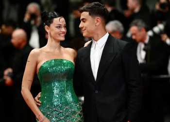 Paulo Dybala bersama sang istri Oriana Sabatini. (LOIC VENANCE / AFP)