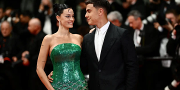 Paulo Dybala bersama sang istri Oriana Sabatini. (LOIC VENANCE / AFP)