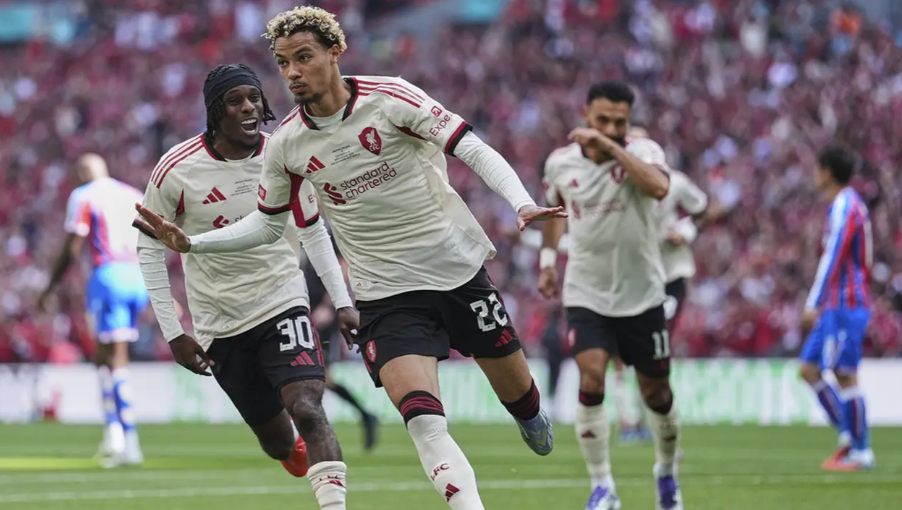Selebrasi Hugo Ekitike usai mencetak gol di laga Crystal Palace vs Liverpool di Community Shield di Stadion Wembley, Minggu (10/08/2025). (AP Photo/Dave Shopland).