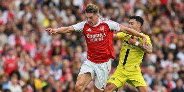 Viktor Gyokeres (kiri) berduel dengan gelandang Spanyol, Alberto Moleiro (kanan), dalam pertandingan persahabatan pramusim antara Arsenal vs Villarreal di Stadion Emirates di London pada 6 Agustus 2025. (Foto oleh Glyn KIRK / AFP)(AFP/GLYN KIRK)