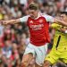 Viktor Gyokeres (kiri) berduel dengan gelandang Spanyol, Alberto Moleiro (kanan), dalam pertandingan persahabatan pramusim antara Arsenal vs Villarreal di Stadion Emirates di London pada 6 Agustus 2025. (Foto oleh Glyn KIRK / AFP)(AFP/GLYN KIRK)