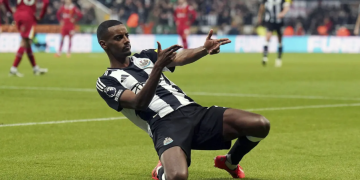 Pemain Newcastle, Alexander Isak melakukan selebrasi setelah mencetak gol pertama timnya ke gawang Liverpool pada laga lanjutan Liga Inggris 2024/2025 di St James Park Stadium, Newcastle, Inggris, Kamis (05/12/2024) WIB. (AP Photo/Ian Hodgson)