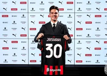 Ardon Jashari resmi gabung AC Milan, ternyata ada peran tak langsung Lionel Messi yang memberi keberuntungan dalam kariernya. (ACMILAN.COM)