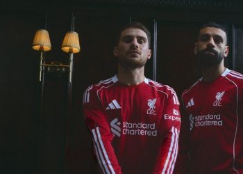 Mohamed Salah dan Alexis Mac Allister memakai jersey terbaru Liverpool. (dok.Adidas)