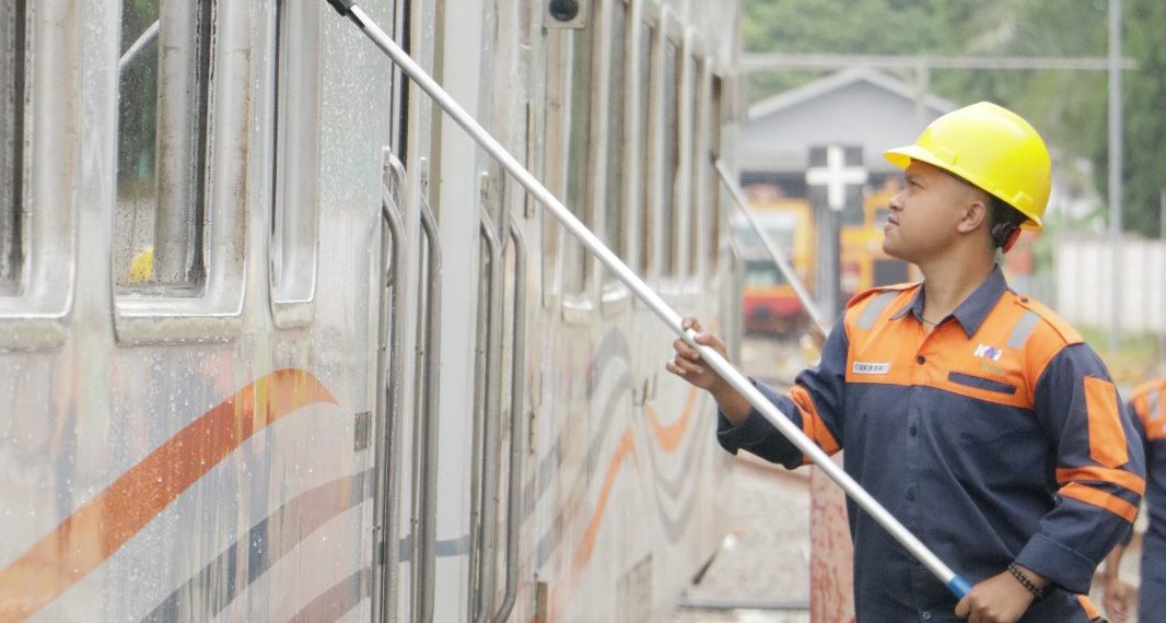 KAI mengandalkan dedikasi luar biasa dari ratusan petugas kebersihan yang bekerja tanpa henti. (Uby/pasjabar)