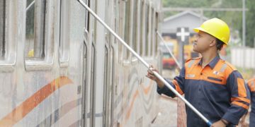 KAI mengandalkan dedikasi luar biasa dari ratusan petugas kebersihan yang bekerja tanpa henti. (Uby/pasjabar)