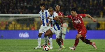 Duel pemain Persijap Jepara vs Persib Bandung. (Foto: Official Persib)