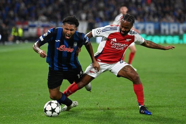 Duel Ederson dan Raheem Sterling dalam laga Liga Champions antara Atalanta vs Arsenal, Jumat (20/9/2024). (c) UEFA