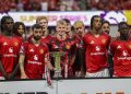 Pemain Manchester United berpose bersama trofi Premier League Summer Series usai melawan Everton. (c) AP Photo/Colin Hubbard